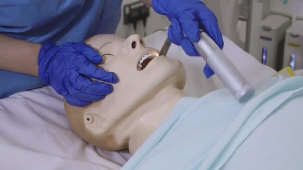 Formazione Medica Con Infermiera Procedura Intubazione Sul Manichino — Video Stock