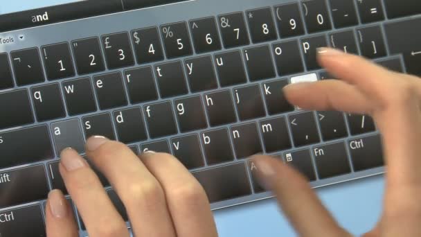 妇女在笔记本电脑 平板电脑屏幕上打字 — 图库视频影像