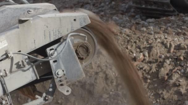 Máquina Cribado Suelos Sitio Construcción Eliminando Ladrillos Escombros Para Reciclar — Vídeo de stock