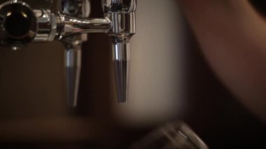 Barmen fıçıdan bira dolduruyor..