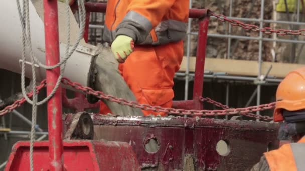 Betonmischer Gießt Transportbeton Auf Baustelle — Stockvideo