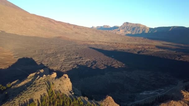 Vzdušný pohled na hnědé hory v Tenerife ve Španělsku — Stock video