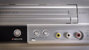 Bir vhs kasedini fırlatırken bir kasetçaların ön planda çekilmiş yakın plan görüntüleri..