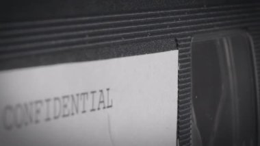 Bir vhs kasetindeki gizli kanıt imzasının yakın plan çekimi..