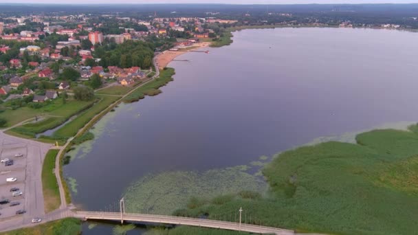 Bella ripresa aerea della città di Voru in Estonia con il lago Tamula sul lato. — Video Stock
