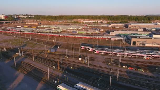 Incredibile ripresa aerea di una grande stazione ferroviaria di Helsinki Finlandia. — Video Stock