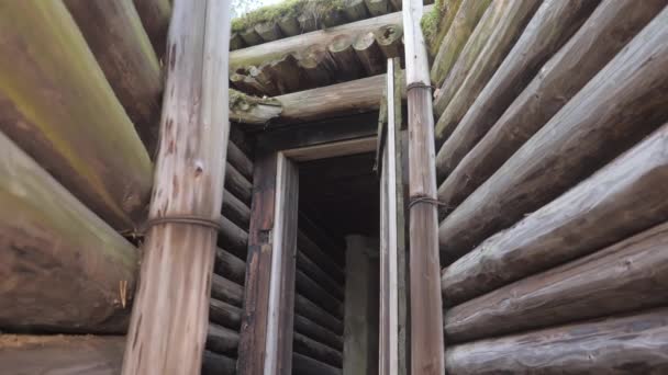 Uma pequena porta sob o bunker em Salpa Line Fortification com as paredes de madeira — Vídeo de Stock