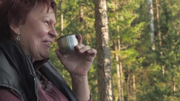 中年の女性は喜んで彼女のお茶を飲みますエスポフィンランド — ストック動画