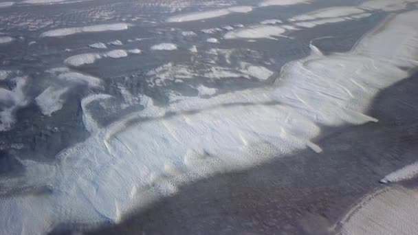 La espesa nieve blanca hace que el agua se congele en Finlandia — Vídeo de stock