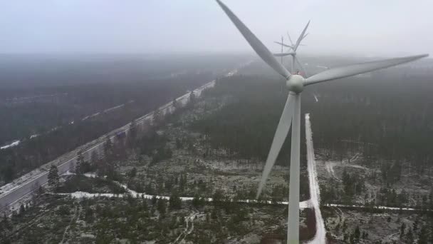 Punto de vista más cercano de los aerogeneradores en Finlandia durante un día de niebla. — Vídeo de stock