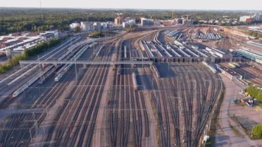 Helsinki Finlandiya 'daki bir tren istasyonunun insansız hava aracı bakış açısı.