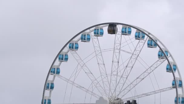 Beautiful shot of a ferris wheel at the Helsinki harbor in Finland. — Stock Video