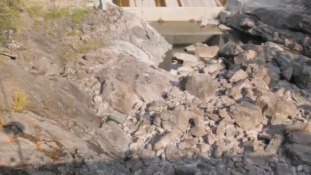Μεγάλες πέτρες στην πλευρά του φράγματος Ιματρανκόσκι στη λίμνη Σαϊμάα. Ιμάτρα. — Αρχείο Βίντεο