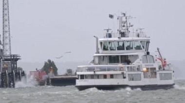 Fırtınalı denizde Helsinki 'den ayrılan bir geminin inanılmaz görüntüsü..