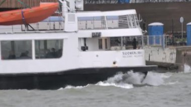 Fırtınalı denizde seyreden bir Fin gemisinin inanılmaz görüntüsü..