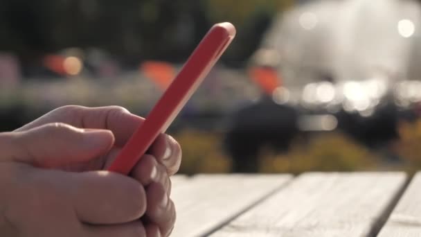Der nähere Blick auf das rote Telefon der Dame .4k — Stockvideo