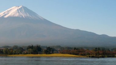 Dağ eteğindeki kar. Fuji Japonya 'da