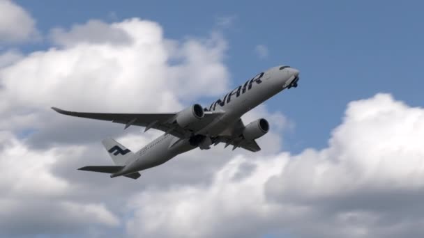 Bella ripresa di un aereo che decolla e ritrae lentamente il carrello di atterraggio. — Video Stock