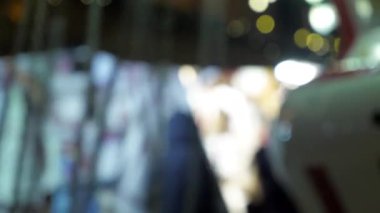 Tallinn Estonya 'daki Noel pazarındaki şehir ışıkları 4K