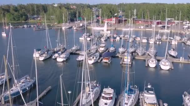 Το περβάζι στο λιμάνι του νησιού Lauttasaari στο Ελσίνκι Φινλανδία — Αρχείο Βίντεο