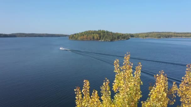 Rychlý člun ve vodách jezera Saimaa ve Finsku.geologie brokovnice.4k — Stock video