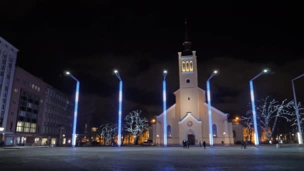 Lâmpadas de rua fora da Igreja St. Johns em Tallinn Estonia.4K — Vídeo de Stock