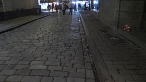 Ludzie spacerujący i spacerujący po rynku ratusza w Tallinie Estonia.4K — Wideo stockowe