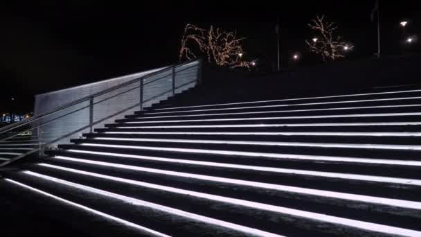 Merdivenlerdeki ışıklar 4K Anıtı 'na çıkıyor. — Stok video