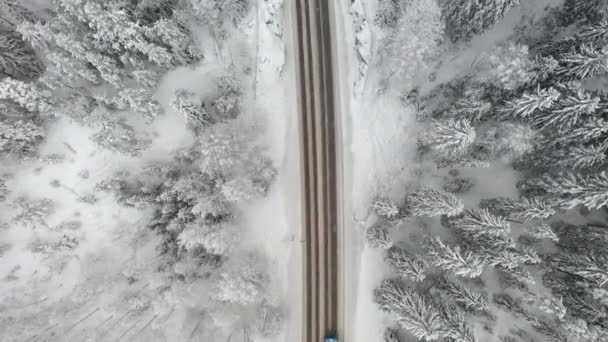 Piękny widok z powietrza samochodów jadących podczas opadów śniegu w Finlandii. — Wideo stockowe
