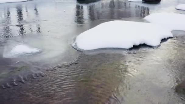 O olhar mais atento da rocha coberta de neve — Vídeo de Stock