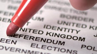 Kırmızı kalemle Referandum kelimesi işaretleniyor