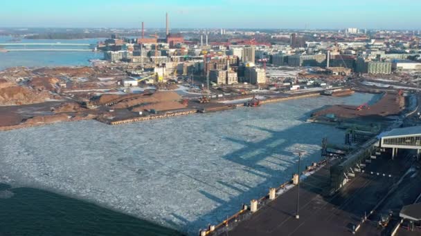 Havets frusna vatten på industriområdet i Helsingfors — Stockvideo