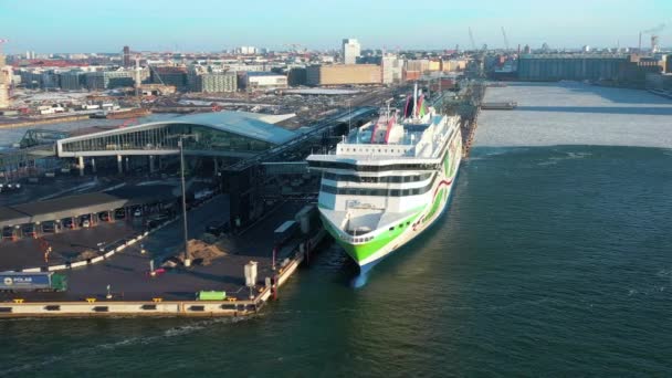 Helsinki limanındaki büyük yolcu gemisinin manzarası. — Stok video