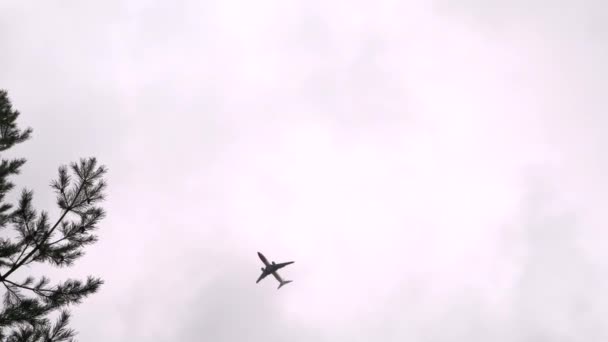 Uma visão de um avião que passa pelo céu em Vantaa — Vídeo de Stock