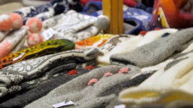 Tallinn 'deki tezgahta sergilenen örülmüş hediyelik eşyalara yakından bakın.