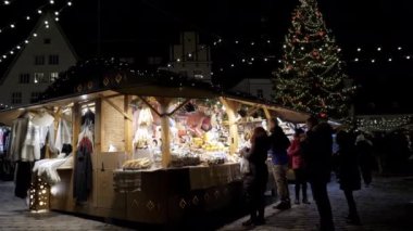 Tallinn Estonya 'da hediyelik eşya alan insanların manzarası.
