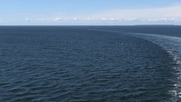 Prachtig beeld van de Oostzee vanaf een schip. — Stockvideo