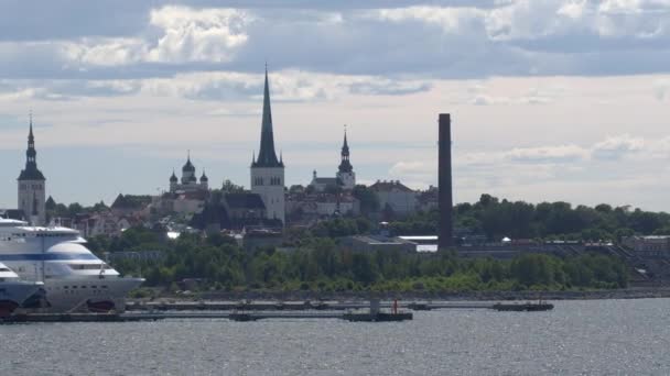 Idyllic shot of the cityscape of Tallinn and two cruise ships. — стокове відео