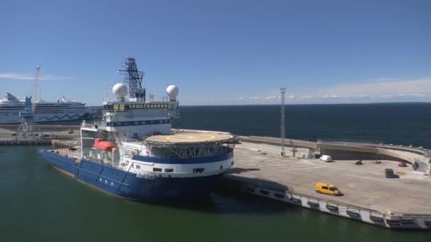 Tallinn Limanı 'ndaki Estonya buzkıranı Botnica' nın güzel bir sahnesi.. — Stok video