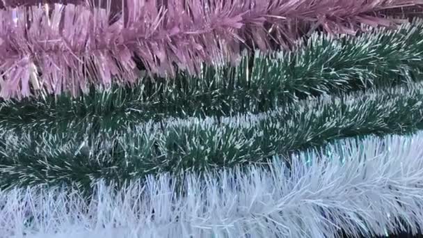 Kolorowe ozdoby świąteczne miecza wewnątrz pokoju — Wideo stockowe
