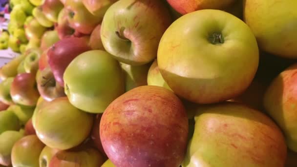 El aspecto de las manzanas frescas dentro del supermercado — Vídeos de Stock