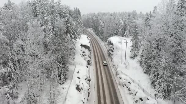 Impressionante colpo aereo di neve che cade su una strada in Finlandia. — Video Stock
