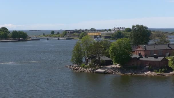 Belle prise de vue d'un ferry naviguant près des îles côtières d'Helsinki. — Video