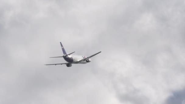 Impressionante scatto di un aereo che guadagna quota. — Video Stock