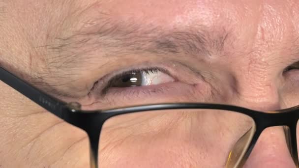 Guardare più da vicino gli occhi con gli occhiali su — Video Stock