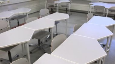 Emtpy sandalyelerinin ve sınıfın masalarının görünüşü. Helsinki. Finlandiya-24 Ekim 2020
