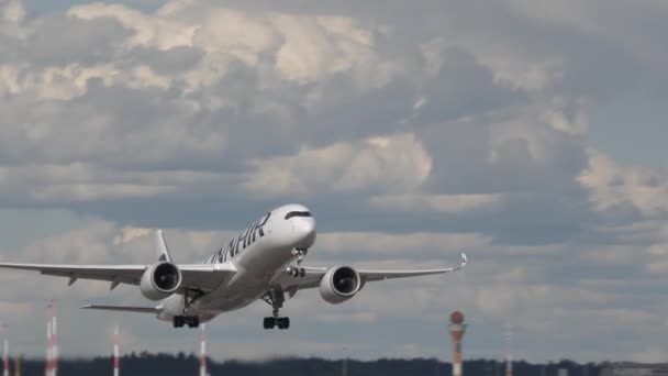 Erstaunliche Aufnahme eines startenden und langsam einfahrenden Flugzeugs. — Stockvideo