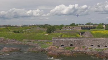 Geçen bir yolcu gemisinden görülen Suomenlinna deniz kalesinin Idyllic çekimi..