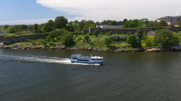 Plan idyllique d'un bateau de tourisme naviguant près d'Helsinki. — Video