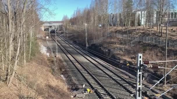 Świetne ujęcie krótkiego pociągu elektrycznego w Helsinkach. — Wideo stockowe